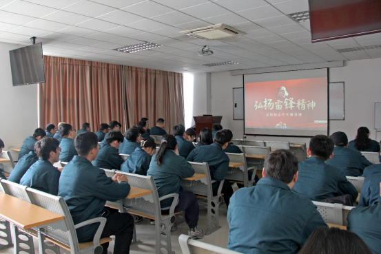 山重建机公司团委开展学雷锋主题团课及志愿活动