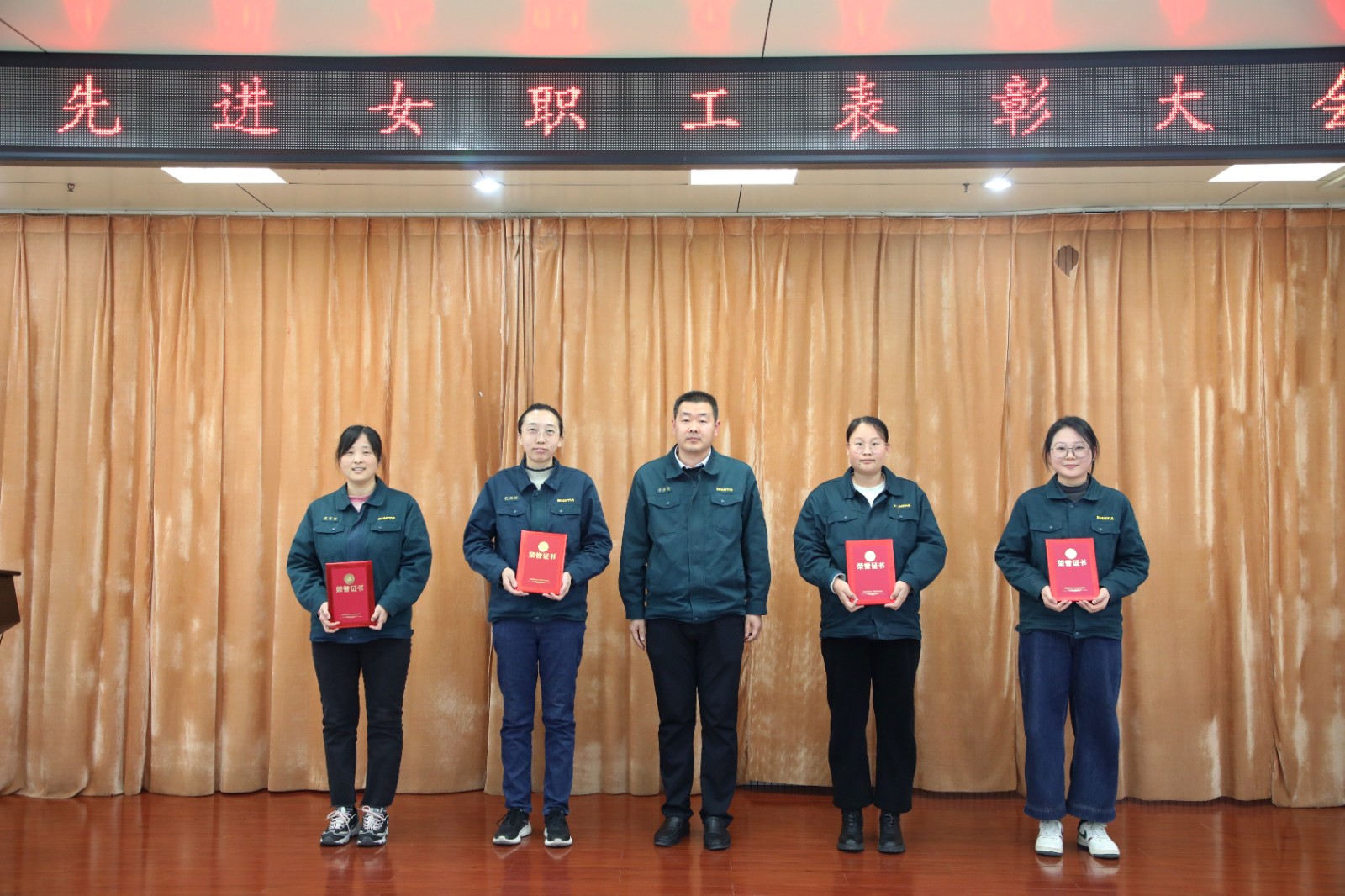 山重建机公司工会举办2024年度先进女职工表彰大会 暨“花样芳华，巾帼绽彩”插花活动