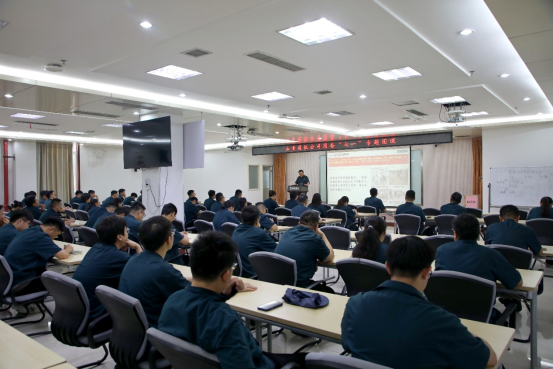 山重建机公司团委举办“七一”专题团课